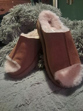 UGG Women's Pink Chestnut Sheepskin Open-Toe Slide